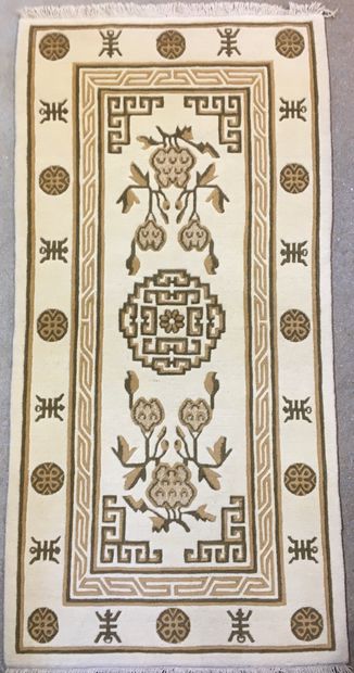 null TAPIS PEKIN (Chine) trame et chaine en coton, velours en laine, fond beige,...