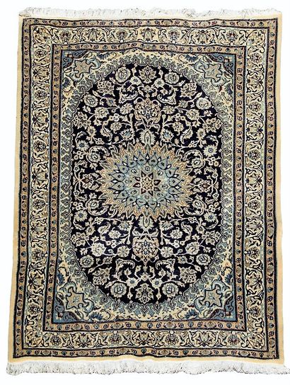 null TAPIS NAIN (Perse) centre Iran, tapis traditionnel, trame et chaine en coton,...