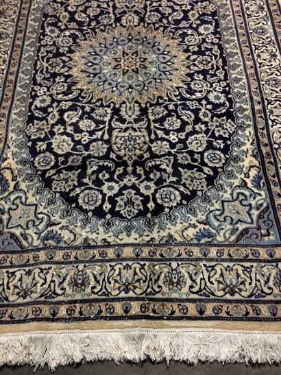 null TAPIS NAIN (Perse) centre Iran, tapis traditionnel, trame et chaine en coton,...