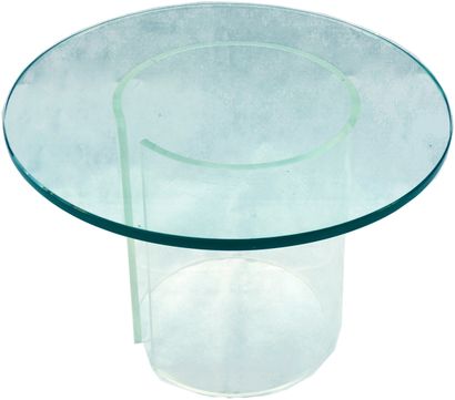 null Circular side table, glass top, plexiglass structure. Height: 45 cm; diameter:...