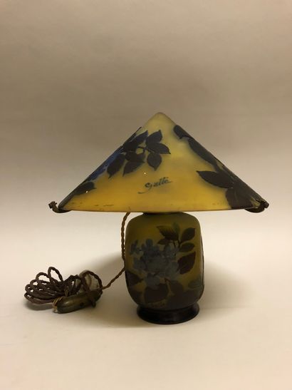  ÉTABLISSEMENTS GALLÉ (1904-1936). Lampe en verre multicouches dégagé à l’acide à...