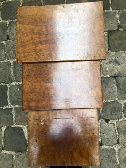 null Trois TABLES GIGOGNES en bois naturel. Haut.: 69 cm; Larg.: 46; Prof.: 31 c...