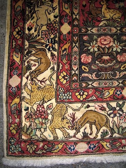 null 
Important tapis Royal Bakhtiar (Perse) centre Iran, trame et chaine en coton,...