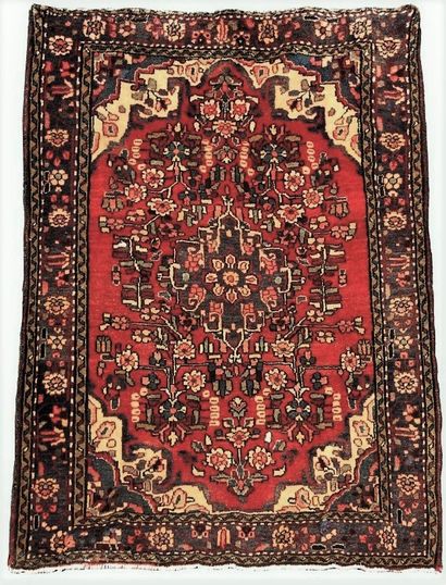 null Nahavand carpet (Persia) center Iran carpet, weft and warp in cotton, wool pile,...