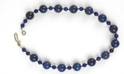 null Collier alternant 14 perles de lapis-lazuli d'environ 17 mm de diamètre à d'autres...