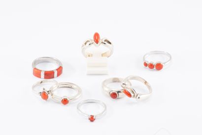 null Lot de huit bagues en argent (925 millième ) et corail rouge. PB : 32,30 g