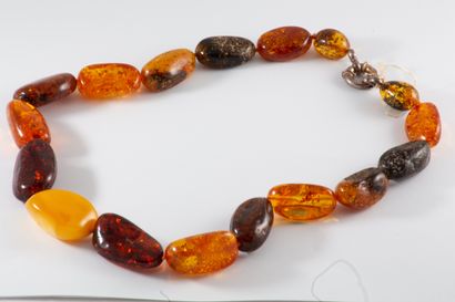 null Collier de perles d'ambre en dégradé et disposées en chute. Long. 48 cm. PB :...