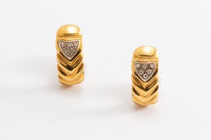 null Paire de boucle d'oreilles en or jaune et gris 18K (750 millièmes) formant des...