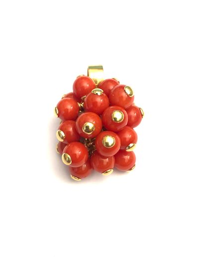 null Pendant in yellow gold 18 K (750 thousandths) composed of mobile coral pearls...