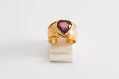 null Yellow gold ring 18K (750 thousandths) set closed with an amethyst cut in heart....