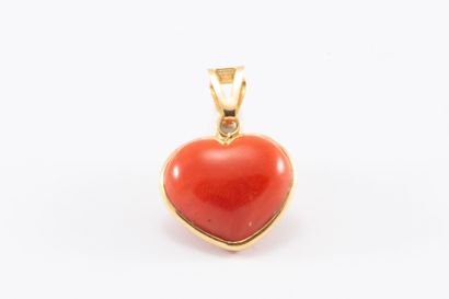 null Pendant in yellow gold 18K (750 thousandths) holding an important heart in red...