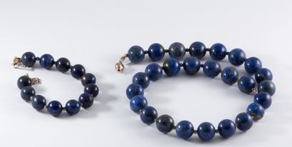 null Lot comportant : un collier de perles de lapis-lazuli d'environ 13,6 mm de diamètre....