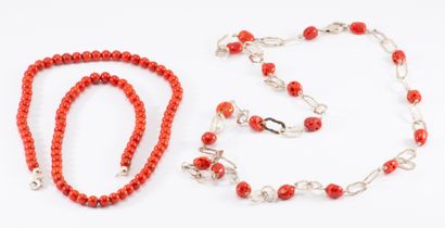 null Lot in red coral comprising a necklace of pearls of approximately 5,4 mm of...