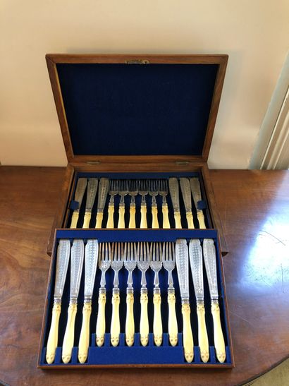 null ENGLAND, 19th century. Box containing 18 silver plated fish cutlery, ivory handle....