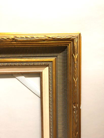 null Wood and gilded stucco frame with canals, laurel garlands and oves. Louis XVI...