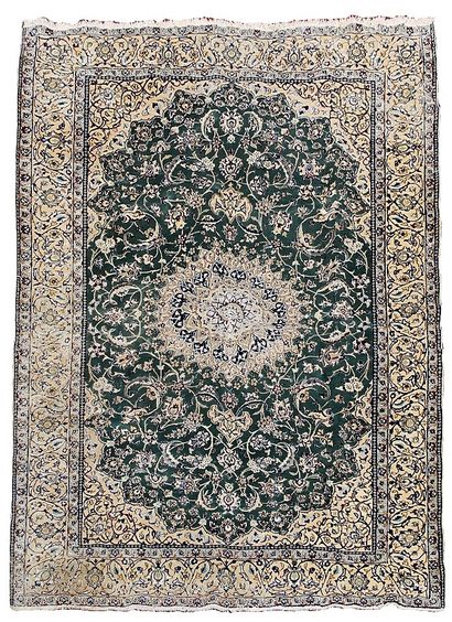 null NAIN. Tapis trame et chaine en coton, velours en laine. Iran, fin du XX ème...