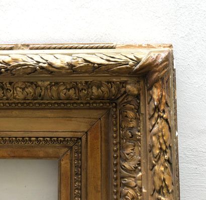 null Wood and gilded stucco frame decorated with laurel frieze, acanthus leaves,...