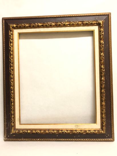 null An inverted profile frame in wood and gilt moulded stucco decorated with acanthus...