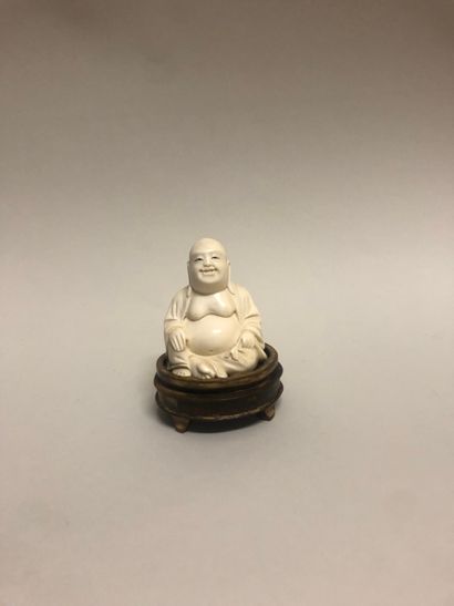 CHINE, XIXème siècle. Bouddha rieur en ivoire...