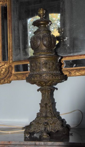 LAMPE DE STYLE gothique en bronze et all...