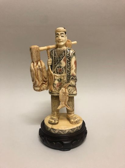 null CHINA, 19th century. Ivory statuette representing a fish carrier, polychrome...