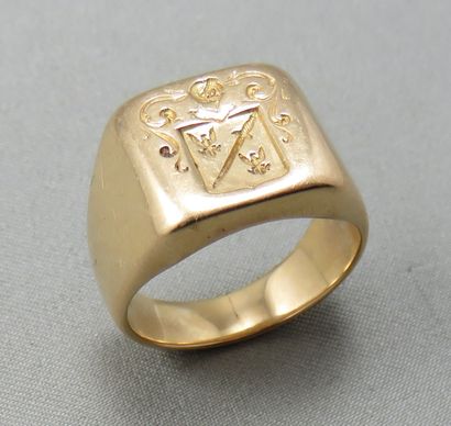 null Bague chevalière Armoriée 

 en or à 750°/00, gravée d'un blason coiffé d'un...