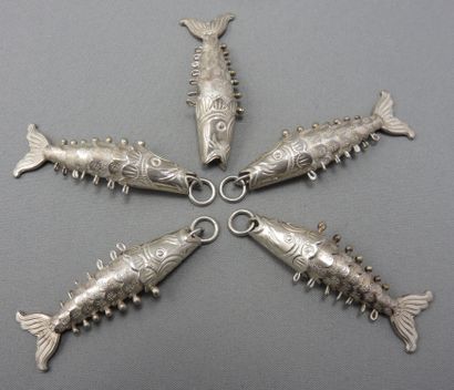 null Set of 5 Silver "Fish" Pendants 

 in the round, the body articulated. 

 Total...