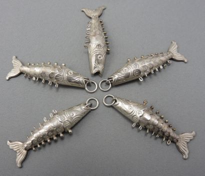 null Lot de 5 Pendentifs "Poisson" en argent 

 en rondebosse, le corps articulé....