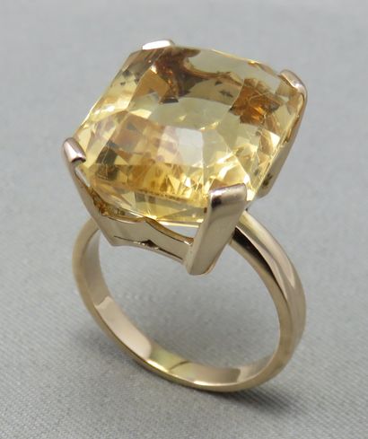 null Ring in gold 750°/00

 with a faceted rectangular citrine in a claw setting.

...