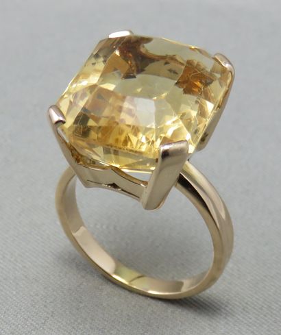 null Bague en or à 750°/00

 ornée d'une citrine facettée rectangulaire à pans coupés,...