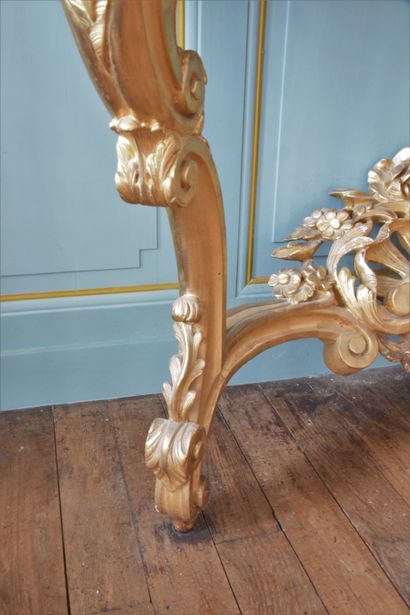 null CONSOLE in gilded wood, openwork and carved with shells and garlands of flowers....