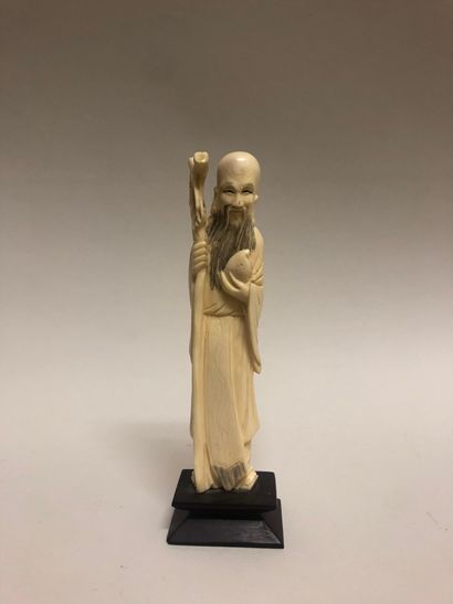 null 
CHINA, 19th century. Ivory group representing an old man and a boy. Misses...