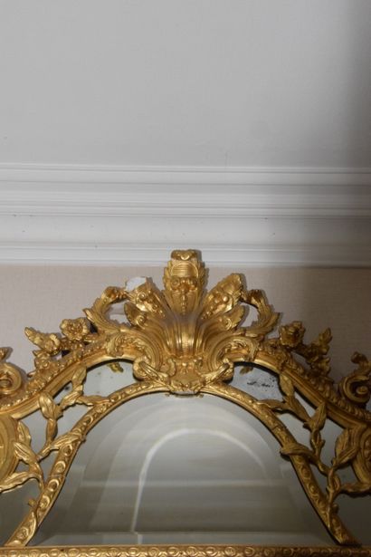 null Important MIROIR à parecloses en stuc et bois redoré à décor de rinceaux et...