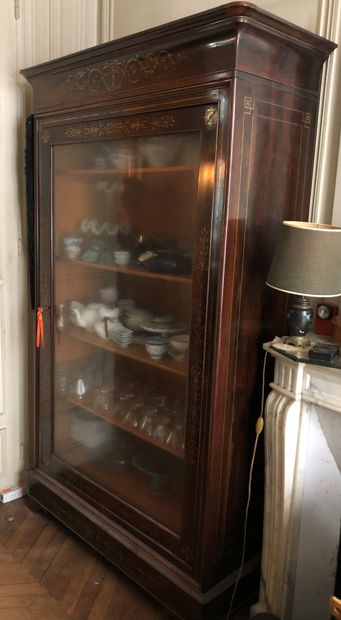 SUR FOLLE ENCHERE (Réitération des enchères) 
A glass cabinet in rosewood veneer...