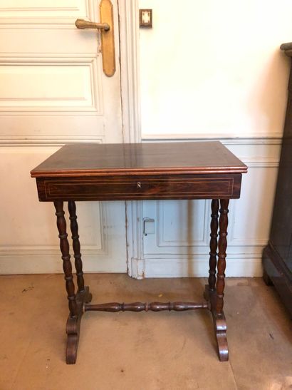 SUR FOLLE ENCHERE (Réitération des enchère) 
*Work table in rosewood and light wood...