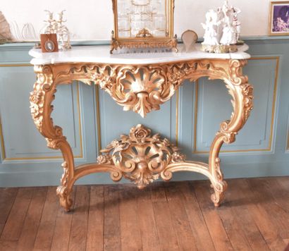 null CONSOLE en bois doré, ajouré et sculpté à décor de coquilles et guirlandes fleuris....