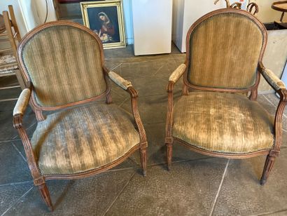 Pair of CABRIOLE SEATS in natural wood. Green...