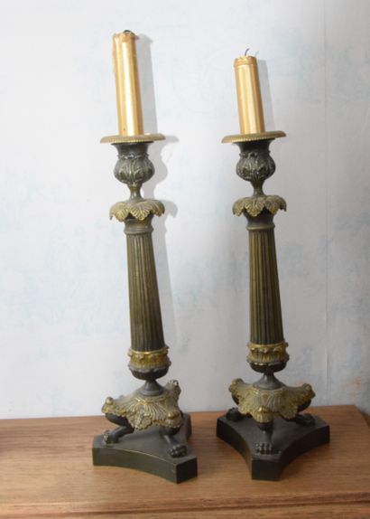 null Pair of ormolu and green patina fluted shafts resting on three claw feet. 19th...