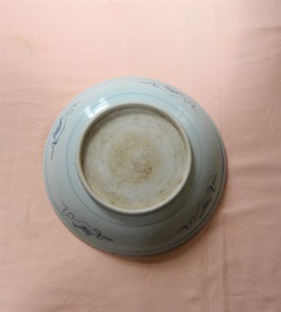  COUPE en porcelaine à décor bleu blanc. Chine, XX ème