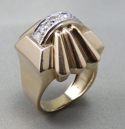 null Chevalière ring 

 pyramid-shaped ring in 750°/00 gold and platinum, set with...