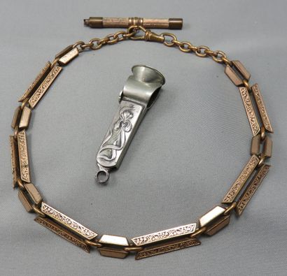  Lot composé 
 d'une Chaîne de montre et sa clef en métal doré, vers 1870, longueur:...