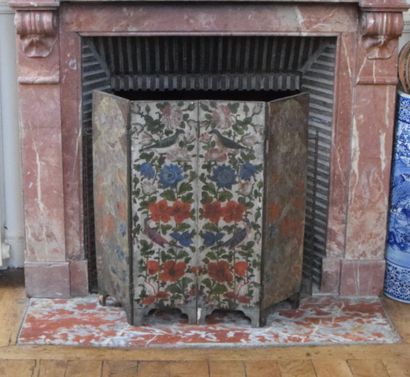 null Painted wood mantelpiece with flowers and birds. Second half of the 19th century....