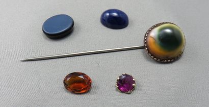 null Lot composed of 

 A metal tie pin with a "Eye of St. Lucia", 3 stones on paper:...