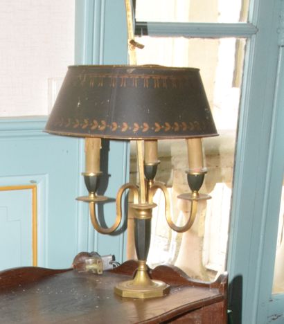 null LAMPE bouillotte en bronze et tôle peinte à trois lumières. XIX ème.