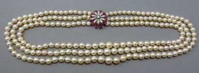 null Necklace with 3 rows of falling cultured pearls

 with a clasp in gold 750°/00...