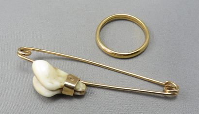  Broche Barrette de Chasse 
 en or à 750°/00, ornée par 2 dents de cervidé retenues...