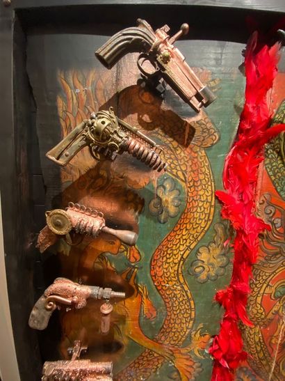 null 
CHAYAN KHOI (né en 1963), Gun. Tableau-sculpture à décor d'un massacre peint...