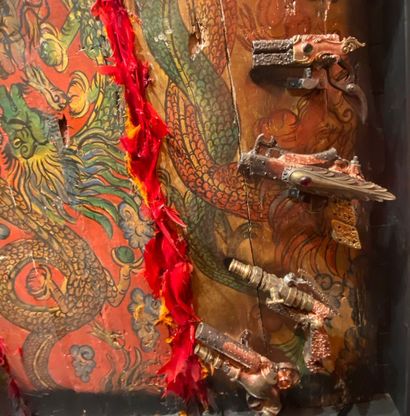null 
CHAYAN KHOI (né en 1963), Gun. Tableau-sculpture à décor d'un massacre peint...