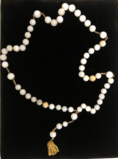 null NECKLACE made of white agate beads. Length : 54 cm.