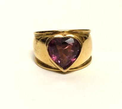 null Yellow gold ring 18K (750 thousandths) set with a heart-shaped amethyst. TDD...
